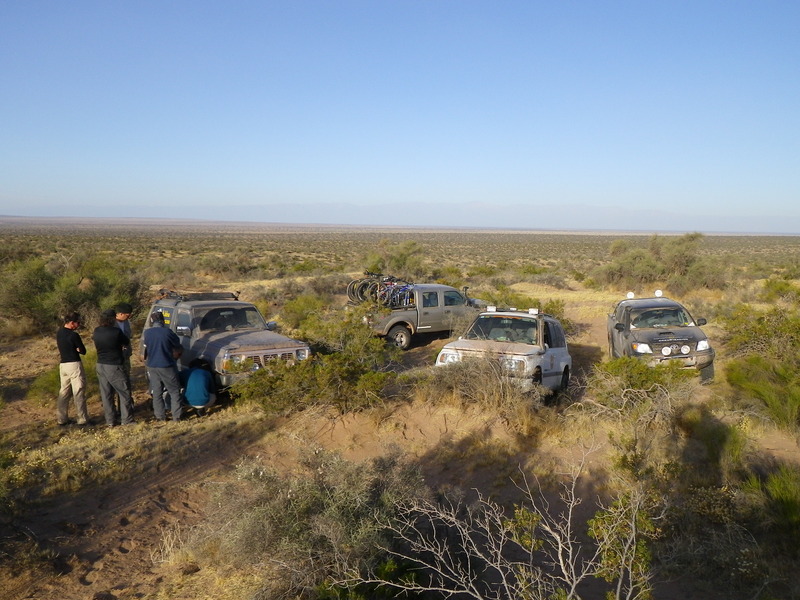 Las camionetas rodeando la confluencia - 4WD cars around the confluence