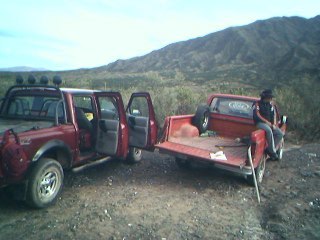 LAS CAMIONETAS EN EL PUNTO DE DESEMBARCO // THE PICK-UPS ON THE RIVERBED