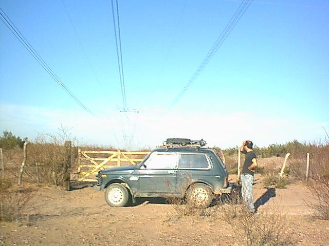 Tranquera cerrada bajo línea de Alta Tensión