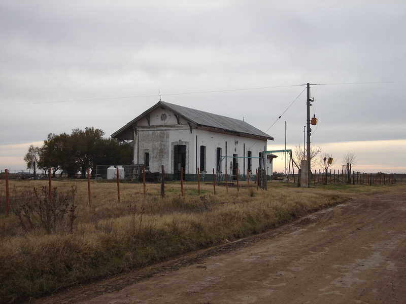 Una de las 17 estaciones: Larramendy - One of the 17 railstations: Larramendy