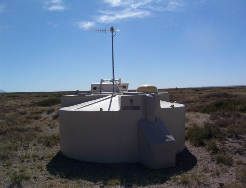 Receptor de rayos cósmicos (hay cientos como este). Cosmic ray sensor (there are hundreds of them)