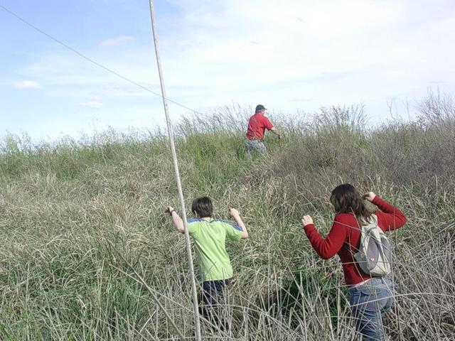 Abriendo paso sobre el terraplen - Walking to cross the railroad levy