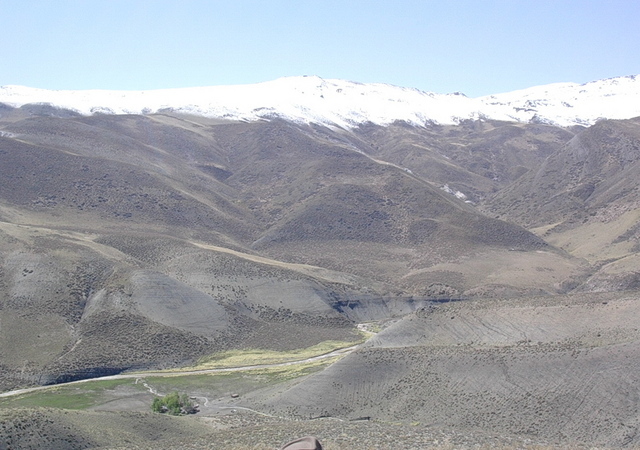 Vista hacia el este: abajo el rio Potimalal y las chatas - View to the east: at foothills the Potimalal river and our vehicles