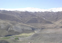 #4: Vista hacia el este: abajo el rio Potimalal y las chatas - View to the east: at foothills the Potimalal river and our vehicles