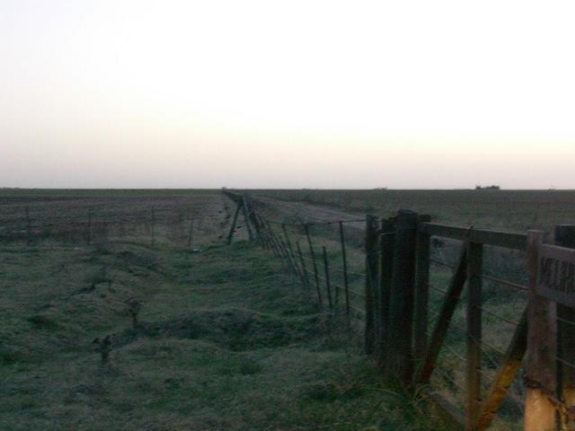 A 1200 mts, sobre el alambrado, la confluencia - At 1200 meters, along the fence, the confluence