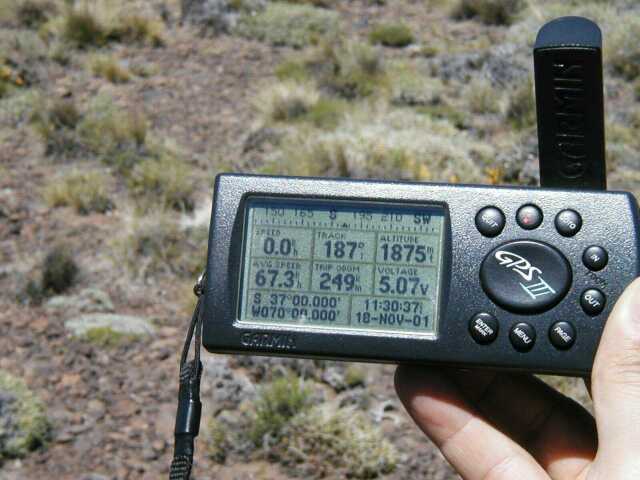 Alejandro sostiene el GPS S37.00.000 W070.00.000   {GPS at S37 W70}