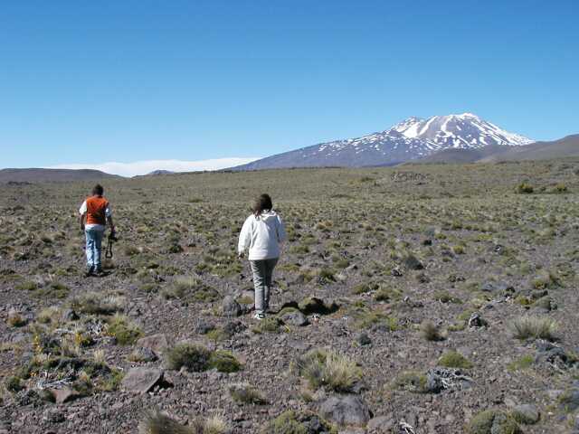 Noemi camina hacia la confluencia, mas alla Andres   {Crew members around the confluence}