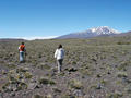 #5: Noemi camina hacia la confluencia, mas alla Andres   {Crew members around the confluence}