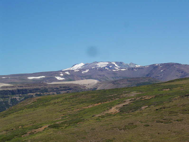 Volcan Copahue-Al NO de la confluencia. Copahue Volcano at NW of CP