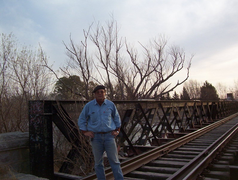 Ricardo en puente ferroviario de 1897. Me at 1897 railroad bridge