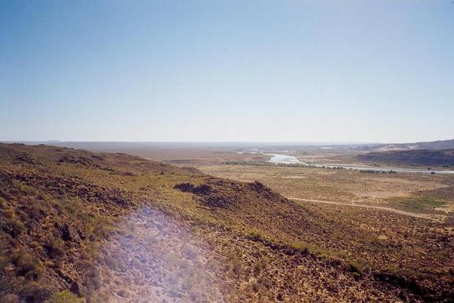 Vista hacia aguas abajo del río.