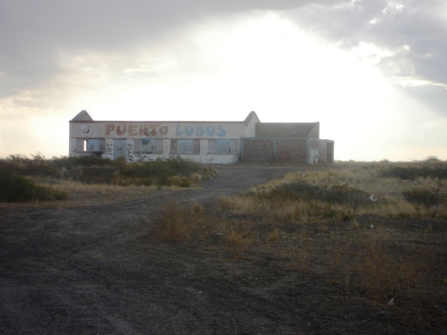 Instalaciones abandonadas en Pto Lobos - Abandoned building in Puerto Lobos