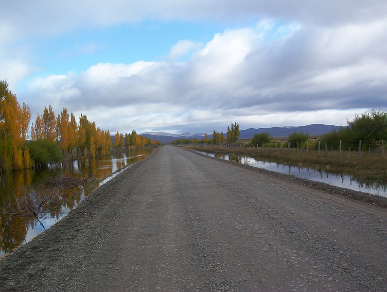 Otoño en el valle del Río Senguer. Fall season at Senguer river valley