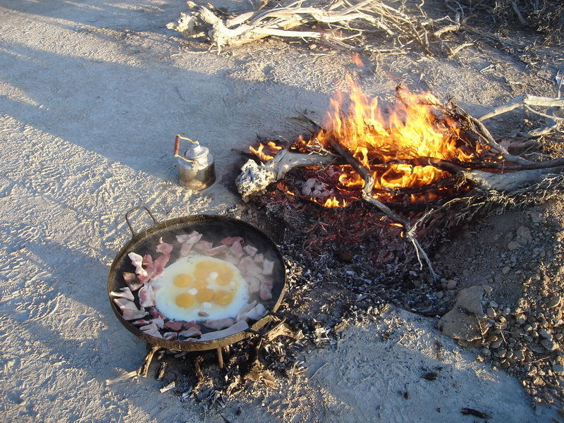 Huevos fritos con panceta para desayuno – Eggs fried with bacon for breakfast