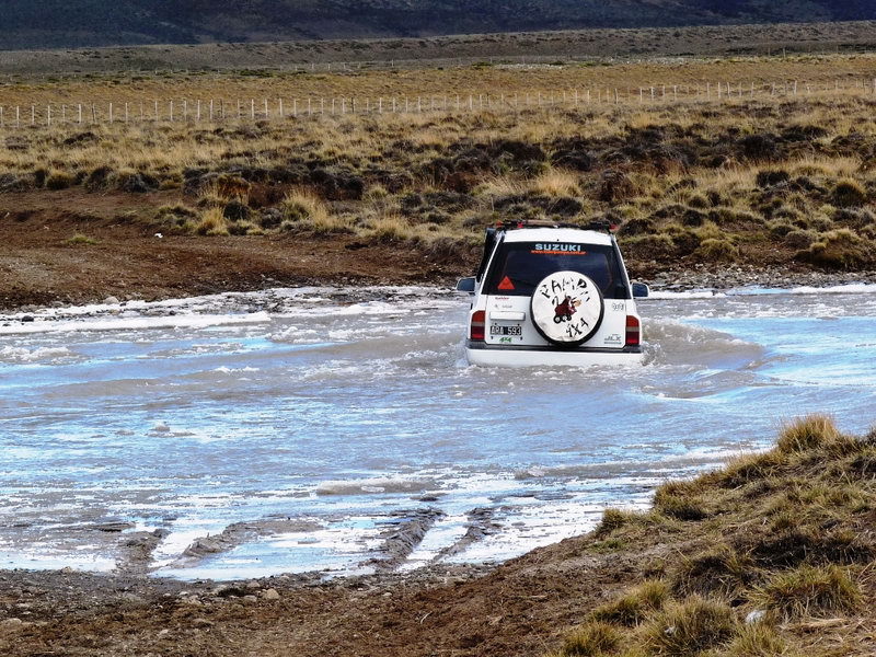 Vadeando el congelado Rio Belgrano – Fording the frozen Belgrano River