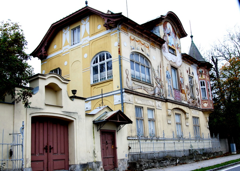 A colourful house in Altenmarkt - 2.5 km from the CP