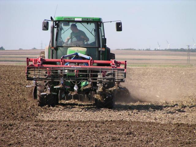 Farmer working in his field / Bauer bei der Arbeit auf dem Feld