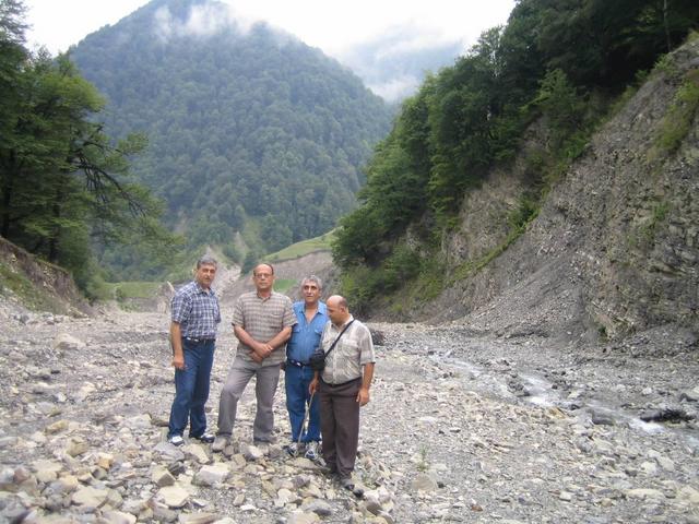 Mid point the way along Vandam riverbed