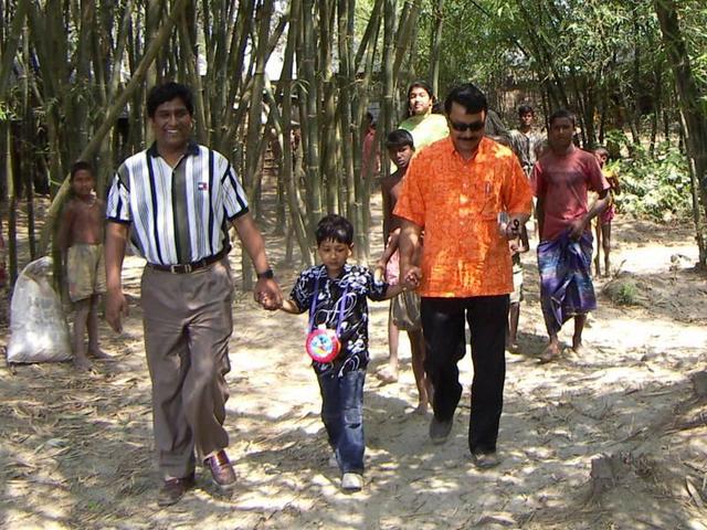 Trekking towards the confluence and drawing the crowd.