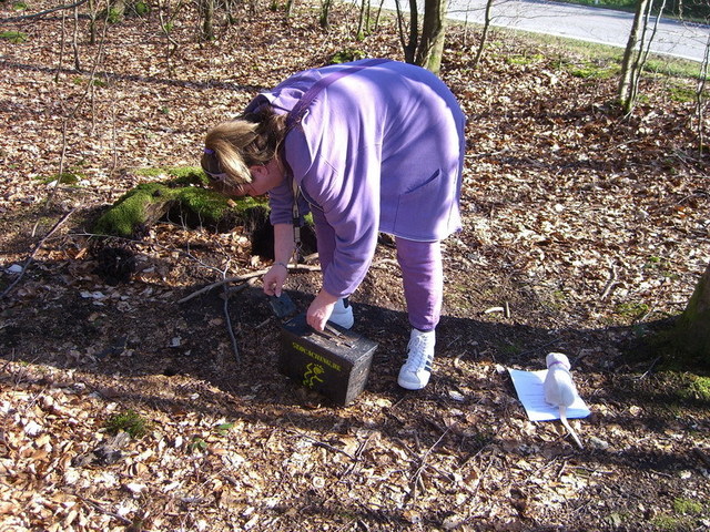 Renate at the nearby geocache / Renate am benachbarten Geocache