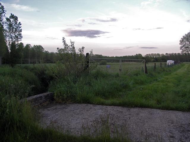 Fenced-in field: The best way to avoid the burning nettles is to follow the (dry) ditch around the fence, then take a shortcut to the point.