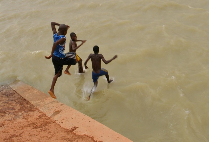 Kids plunging in the lake of the Kolouoko dam