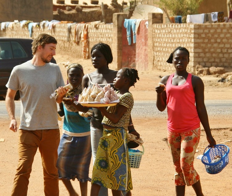 Buying peanuts ans sesame biscuits in Boromo