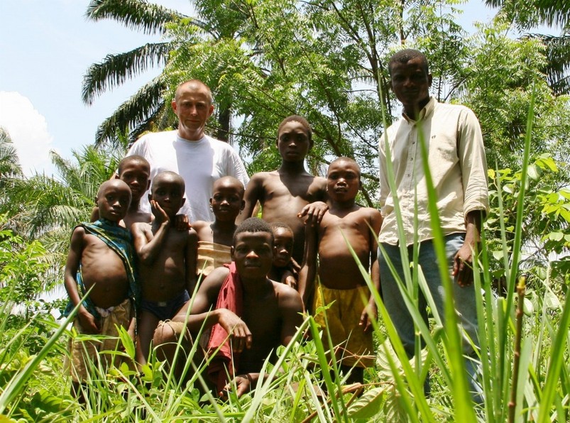 Jean-Luc, Pascal and children of the village on the point