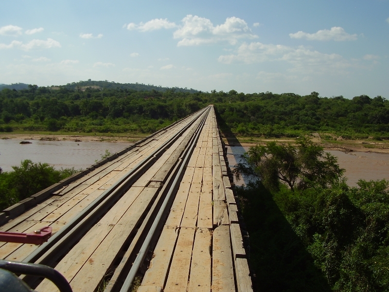 Puente de Ferrocarril sobre el río Parapetí. Railroad bridge at Parapeti River 