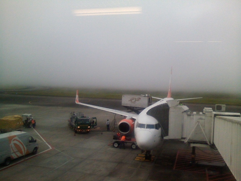 Forte neblina sobre o aeroporto de Manaus - dense fog over Manaus airport