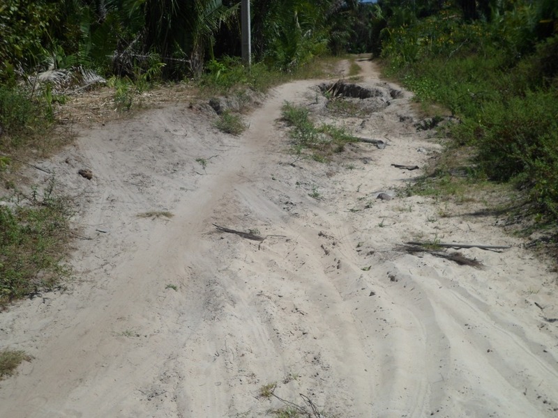 Ponto em que eu desisti de seguir em frente de carro (as marcas de pneu na areia são minhas) - the point where I gave up to proceed by car (the tire prints in the sand are mine)