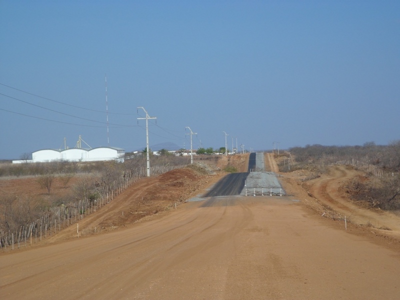 Estrada de terra sendo asfaltada - dirt road being asphalted