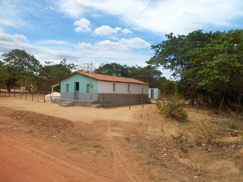 A trilha começa aos fundos desta casa - track starts at the backyard of this house