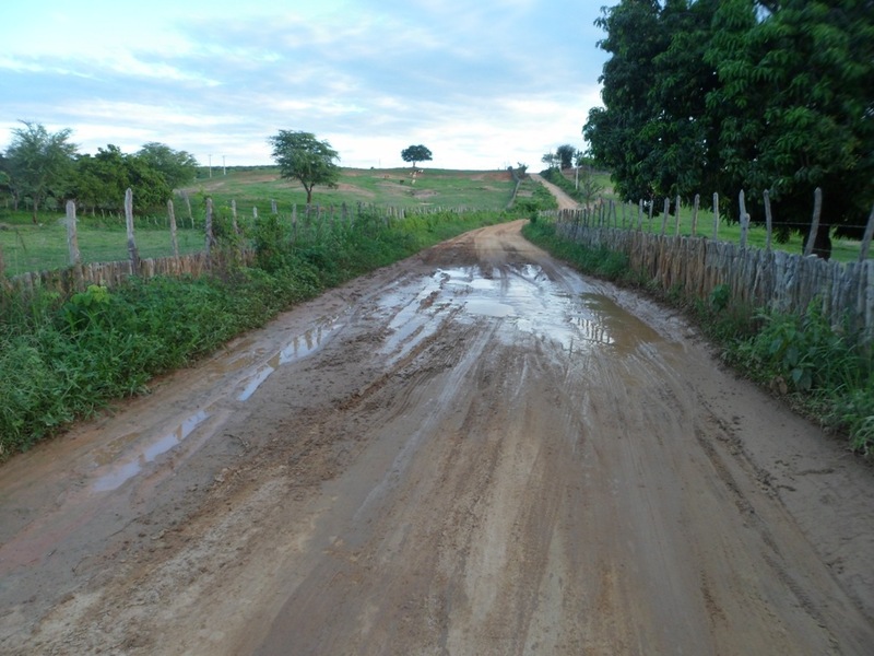 Barro na estrada, coisa rara no sertão - muddy road, uncommon in this dry region of Brazil