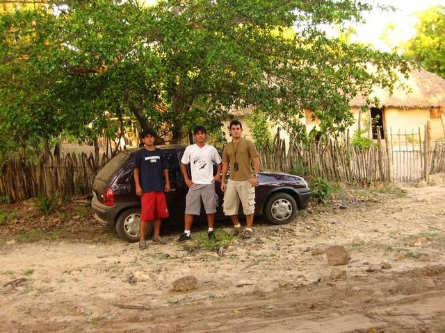 Marcelo, Márcio e Cristiano no local onde o carro ficou