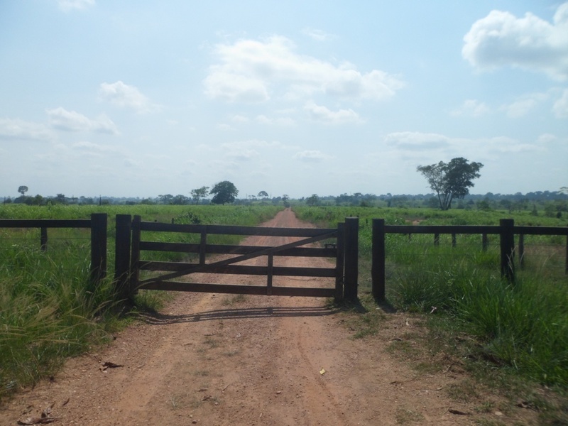 Entrada da Fazenda Rita de Cássia, porteira trancada a cadeado - Rita de Cássia farm entrance, locked gate