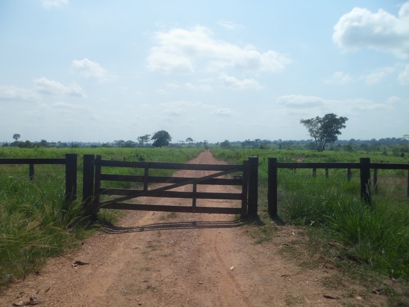 Entrada da Fazenda Rita de Cássia, porteira trancada a cadeado - Rita de Cássia farm entrance, locked gate