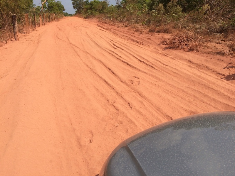 Parei o carro a 7,5 km do ponto, devido ao acúmulo de poeira na estrada - I stopped the car 7.5 km to the point, due to the amount of dust on the road