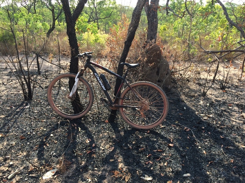 Deixei a bicicleta trancada a 370 metros do ponto exato, em uma área de mato queimado - I left the bicycle locked at 370 meters to the exact point, in a burned bush area