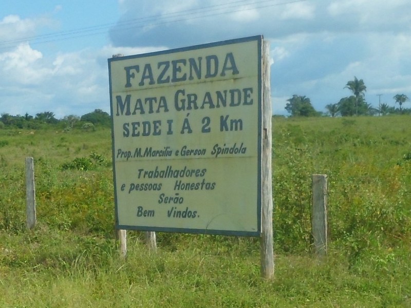 Placa na entrada da fazenda - Plate at farm entrance