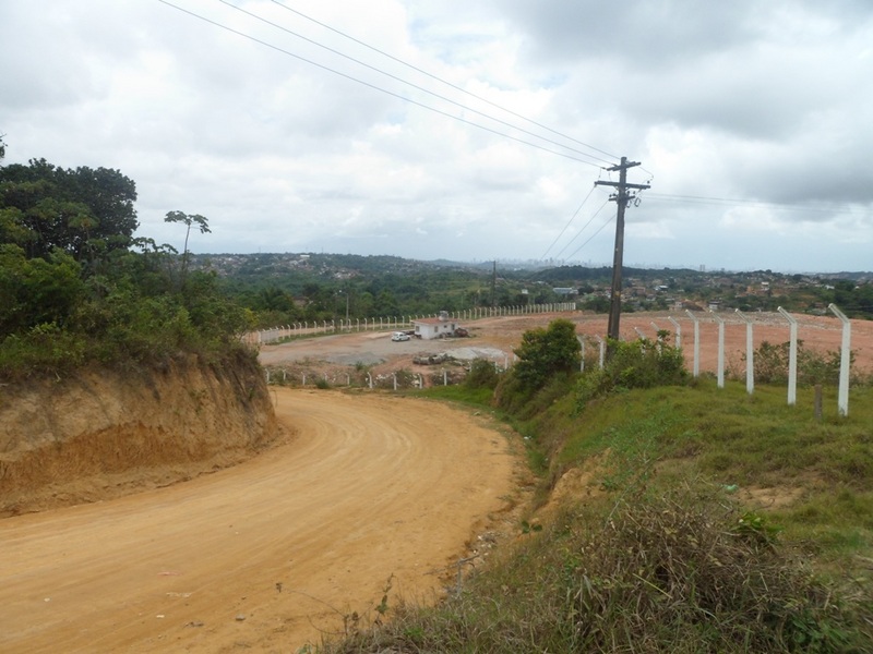 Estrada de terra e portaria do lixão - dirt road and garbage area entrance