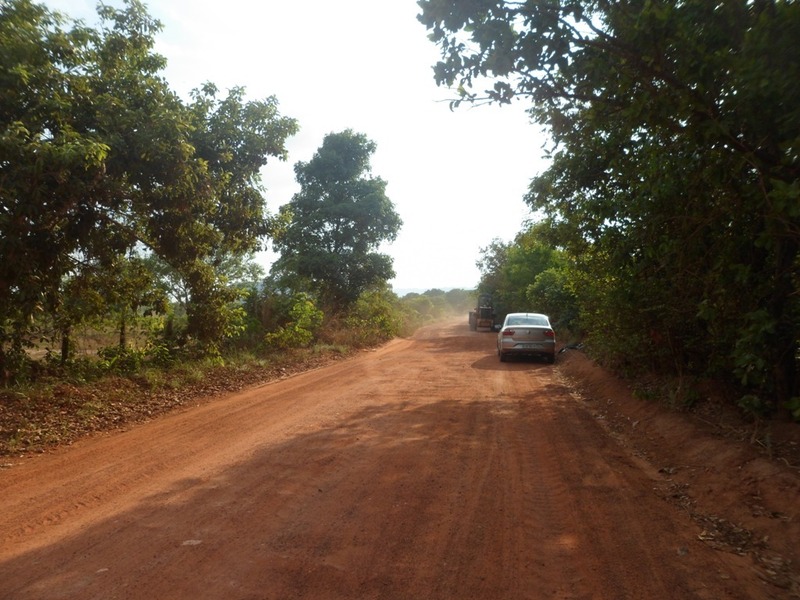 A estrada de terra passa a 46 metros da confluência - dirt road passes 46 meters to the confluence