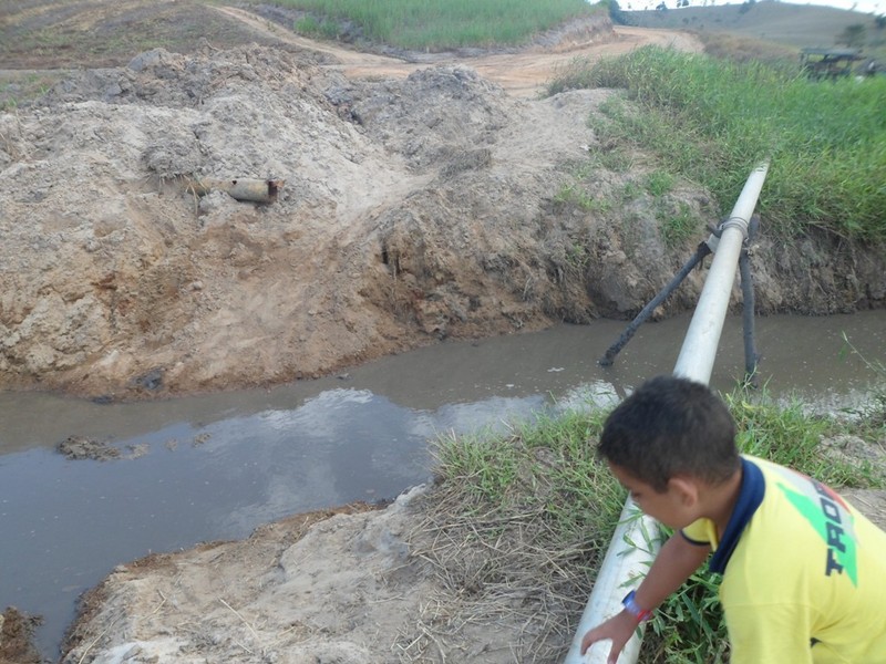 Atravessando um riacho com água suja - crossing a stream with waste water