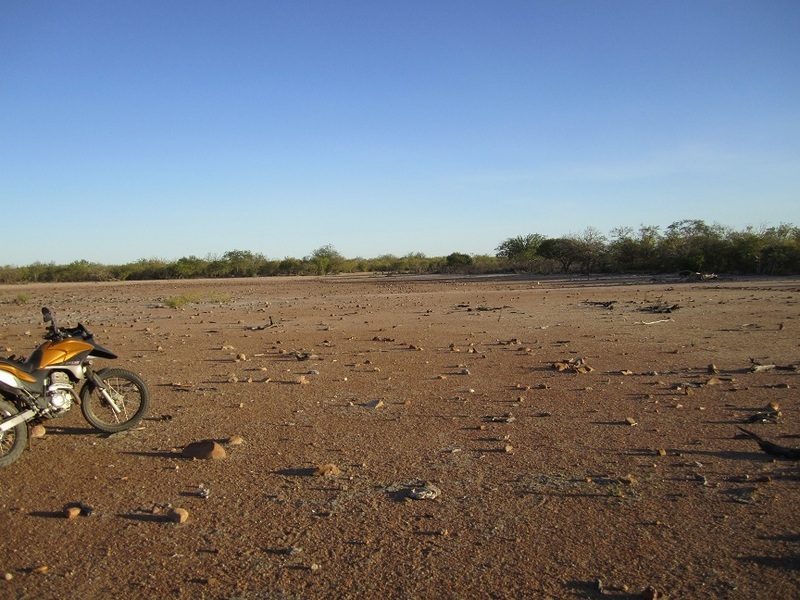 Leito seco de um açude no caminho da confluência. Dry bed of a dam in the way of the confluence