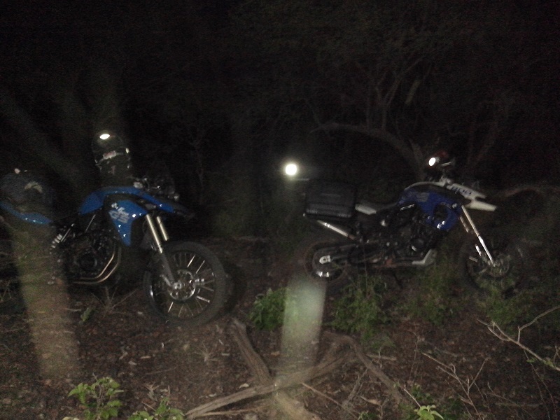 Motos encobertas pela escuridão. Motorcycle shrouded by darkness