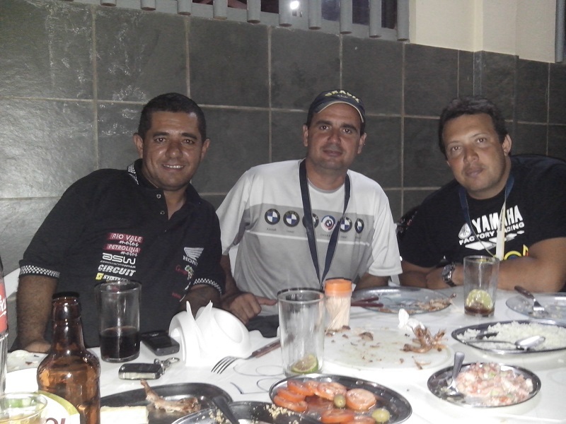 Conquistadores jantando com Paraguaio - Piloto de Motocross. Conquerers dining with a motocross racer