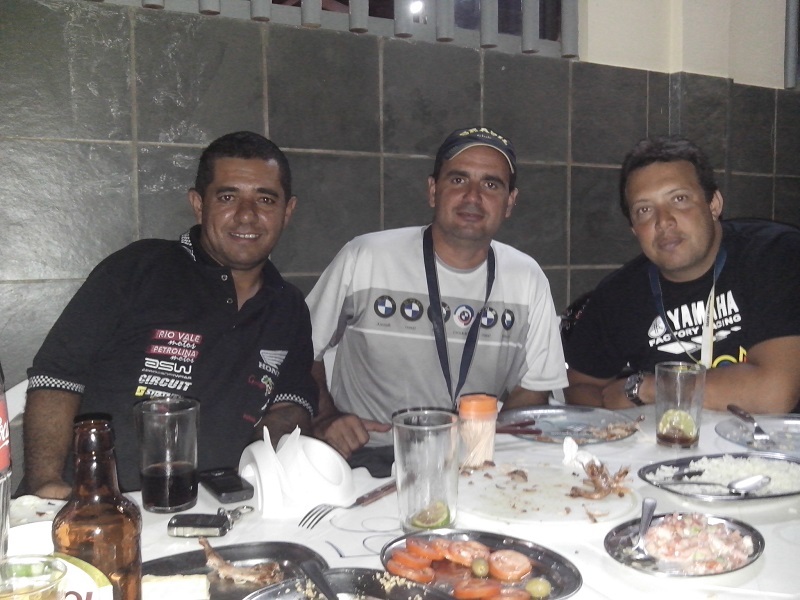 Conquistadores jantando com Paraguaio - Piloto de Motocross. Conquerers dining with a motocross racer
