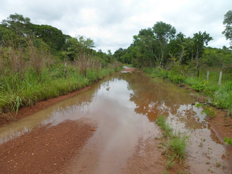 A 4.950 metros da confluência, a estrada estava totalmente alagada... - at 4,950 meters from the confluence, the road was totaly flooded...