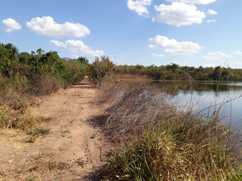 A estradinha passa ao lado de uma represa - the little road passes beside a dam