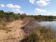 #9: A estradinha passa ao lado de uma represa - the little road passes beside a dam